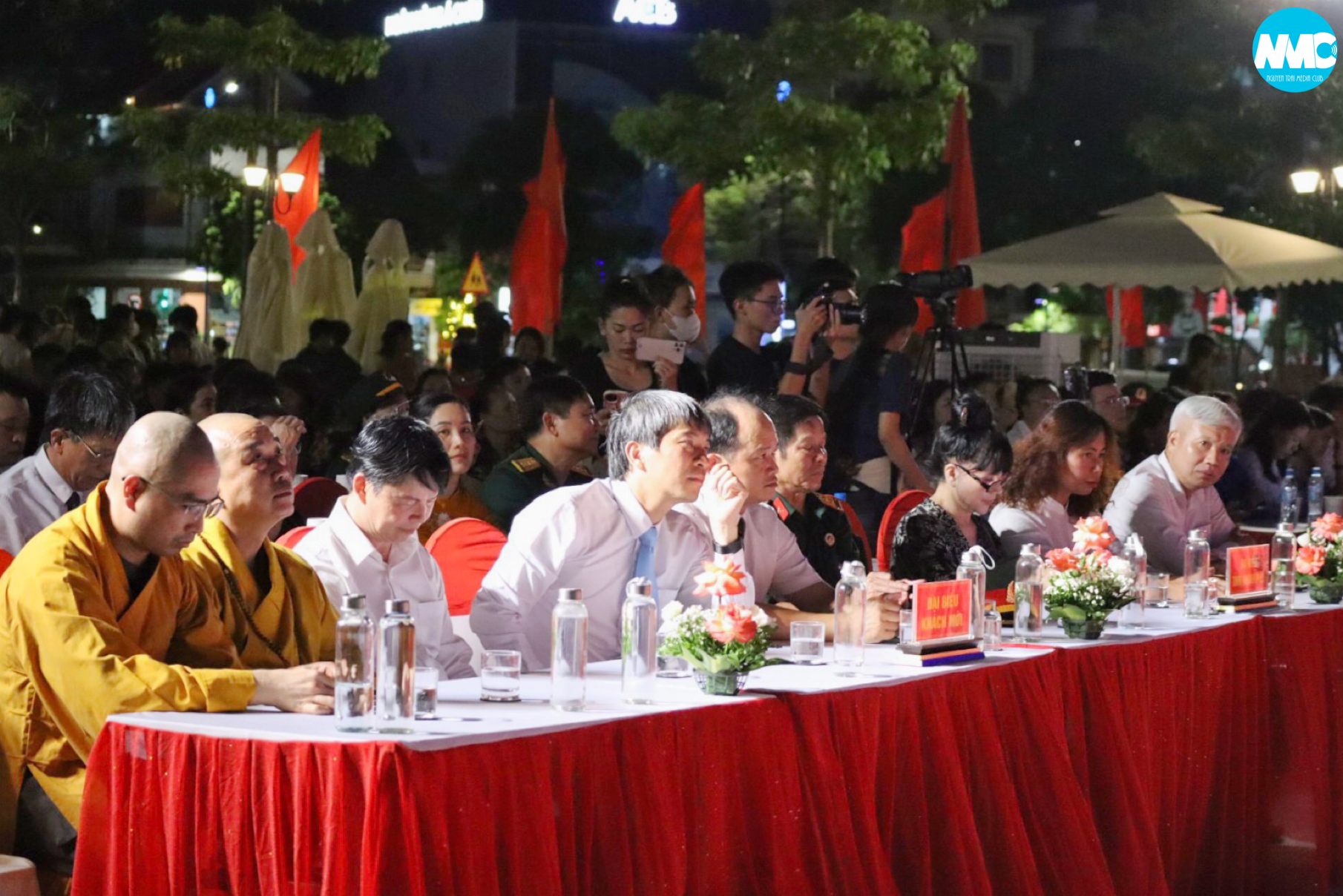 Nhấn để phóng to